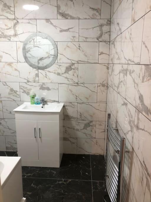 Lovely 3 Bedroom Entire Home With Street Parking - Close To Nec, Bhx Airport - Sleeps 6 Guests Ideal For Contractors & Families Birmingham Exterior foto