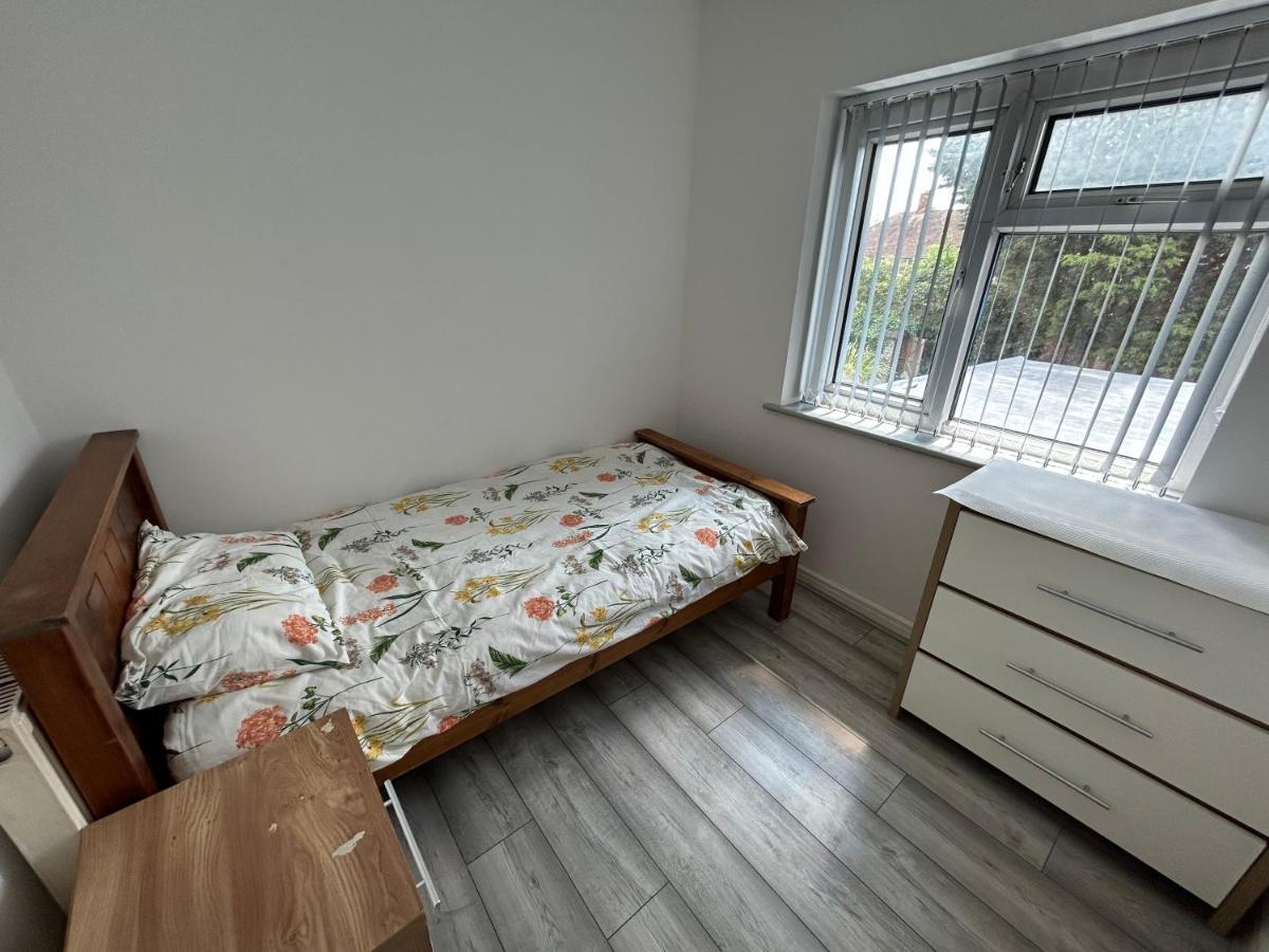 Lovely 3 Bedroom Entire Home With Street Parking - Close To Nec, Bhx Airport - Sleeps 6 Guests Ideal For Contractors & Families Birmingham Exterior foto